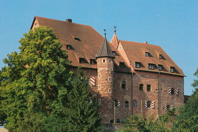 Jugendburg und Altenheim